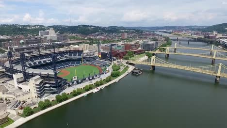 Empuje-Lento-Aéreo-En-Pnc-Park,-Concepto-De-Pittsburgh-Pennsylvania:-Urbano,-Paisaje-Urbano,-Deportes,-Campos,-Drones,-Béisbol