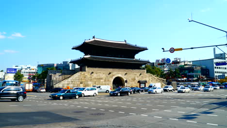 Circa---Zeitraffer-Des-Heunginjimun-Tors-Mit-Verkehr-An-Einem-Geschäftigen-Sonnigen-Tag-In-Seoul,-Südkorea