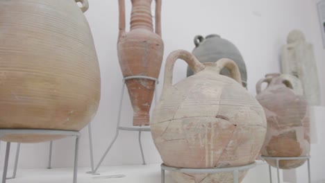 Antike-Töpferwaren,-Ausgestellt-Im-Archäologischen-Museum-Des-Bezirks-Paphos-In-Paphos,-Zypern