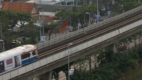 Ein-BTS-Skytrain-Wagen-Auf-Den-Gleisen-In-Bangkok,-Thailand