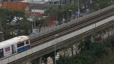 Un-Carro-Bts-Skytrain-En-Las-Vías-En-Bangkok,-Tailandia