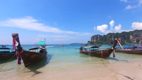Schwenk-Von-Links-Nach-Rechts-Von-Festmachenden-Booten-Am-Wunderschönen-Weißen-Sandstrand-Von-Railay-In-Thailand,-Asien,-Mit-60-Bildern-Pro-Sekunde-Und-4K-Verkleinert-Auf-1080p