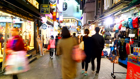 Myeong-Dong-Straßen-Einkaufsviertel-Markt-In-Seoul,-Südkorea,-Nächtlicher-Zeitraffer-Mit-Neonlichtern-Und-Menschen