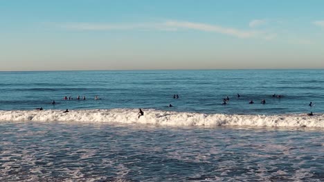 Surfistas-De-San-Clemente,-Hora-Dorada-En-La-Hermosa-Playa-De-California