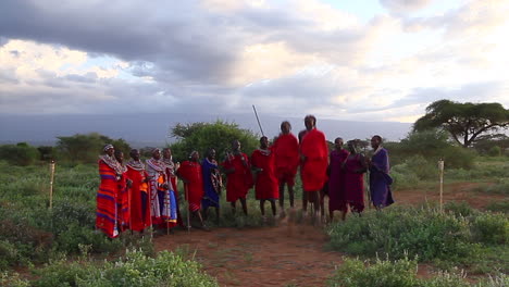 Una-Tribu-Maasai-Participa-En-Danzas-Rituales-Al-Atardecer-En-Tierras-Tribales-Cerca-Del-Parque-Nacional-De-Amboseli-A-Fines-Del-Verano-Bajo-Cielos-Nublados