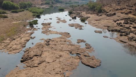 über-Den-Fluss-Fliegen-|-Wasserressource-|-Wasserstrahl-|-Trinkwasser-|-Fluss-Im-Dschungel-|-Ländliches-Indien