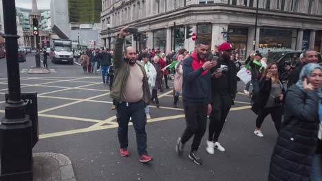 Algerische-Demonstranten-Marschieren-Durch-London-3