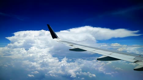 Erstaunlicher-Klarer-Blauer-Himmel-Mit-Wolken,-Blick-Auf-Die-Flugzeugfenster