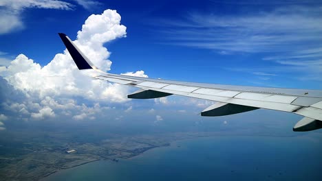 Wunderschöne-Luftaufnahme-Aus-Den-Fenstern-Eines-Verkehrsflugzeugs