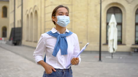 Mujer-Asiática-Con-Una-Máscara-Caminando-Por-La-Calle-Yendo-A-Trabajar-Después-Del-Bloqueo-Del-Coronavirus.-Pandemia-De-COVID-19.