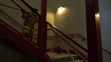 Feuerwehrmann-Zieht-Feuerwehrschlauch-Während-Einer-Notfallübung-Zur-Brandbekämpfung