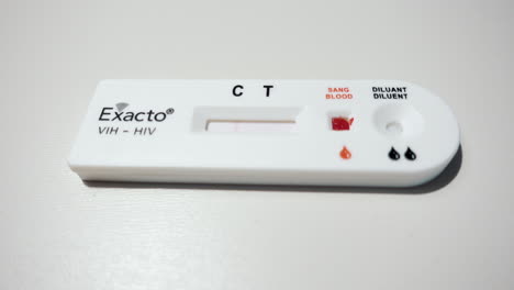 Zu-Hause-Arbeitender-HIV-Test-Liegt-Auf-Einem-Weißen-Tisch