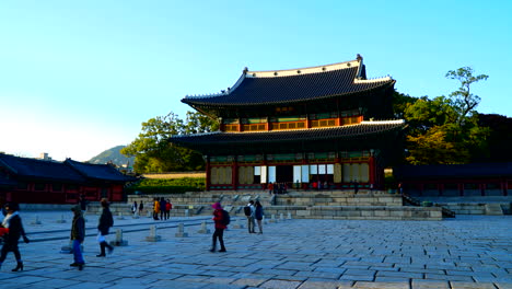 Seúl-Corea-Del-Sur---Alrededor-Del-Lapso-De-Tiempo-De-Los-Turistas-Caminando-Frente-A-Un-Palacio-Asiático