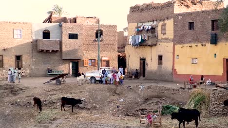 Dorf-Am-Nil-In-Ägypten-Mit-Einem-Fischerdorf-Und-Spielenden-Kindern