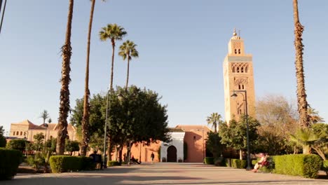 Wunderschöne-Koutoubia-Moschee-In-Marrakesch,-Marokko,-Mit-Einem-Mann,-Der-Auf-Die-Moschee-Zugeht