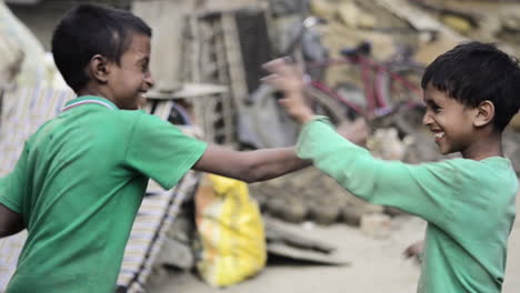 Arme-Indische-Asiatische-Kinder-Kämpfen-Bei-Tageslicht-Auf-Der-Straße-Miteinander