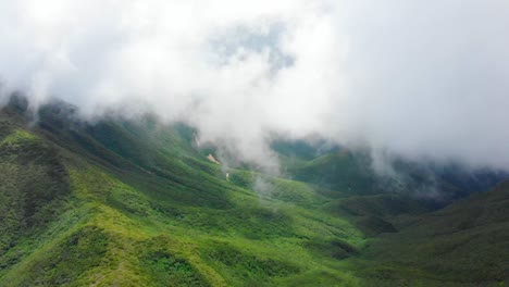 Wunderschöne-Grüne-Bergkette-Mit-Dramatischen-Wolken
