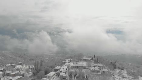 Luftaufnahmen-Vom-Verschneiten-Berg,-Traditionelles-Dorf-In-Griechenland-1