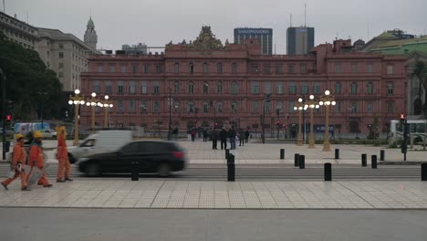STEADY-WIDE-Tourists-walking-and-traffic-driving-in-front-of-famous-Casa-Rosada