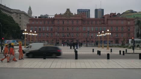 Turistas-Anchos-Y-Constantes-Caminando-Y-Manejando-Tráfico-Frente-A-La-Famosa-Casa-Rosada