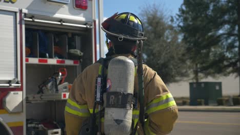 Feuerwehrmann-Geht-Nach-Einem-Brandbekämpfungs--Und-Rettungseinsatz-Auf-Das-Feuerwehrauto-Zu