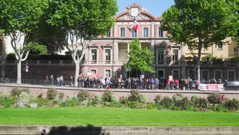 Chalecos-Amarillos-Movimiento-Gilets-Jaunes-Manifestantes-Fuera-Del-Ayuntamiento-En-Perpignan,-Sur-De-Francia