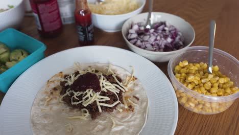 Etwas-Chipottle-Paste-Auf-Gemahlenes-Taco-Fleisch-Geben-Und-Auf-Ein-Tortillabrot-Legen