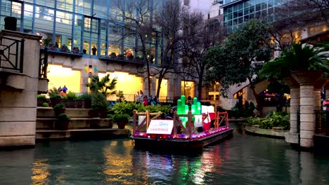 Die-Laternenparade-Wirft-Einen-Wunderschönen-Schein-Von-Den-Booten-Auf-Dem-San-Antonio-Riverwalk