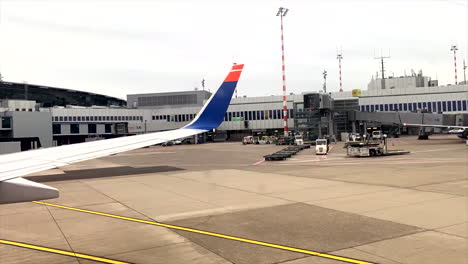Zeitraffer-Der-Ankunft-Eines-Flugzeugs-Am-Flughafen-Düsseldorf