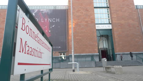 Ein-Schild-Zum-Bonnefantenmuseum-In-Maastricht,-Niederlande