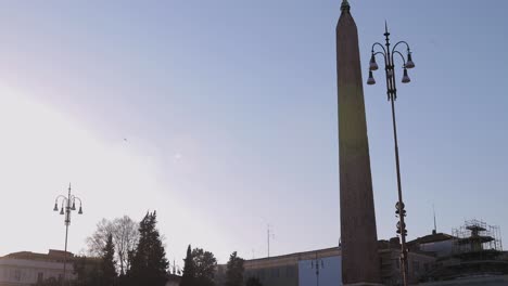 El-Obelisco-Egipcio-Con-Símbolos-Jeroglíficos-Y-Dibujos-Con-Una-Cruz-Sobre-El-Pico