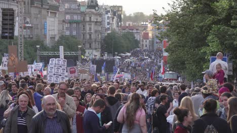 Plaza-Wenceslao-Llena-De-Gente-Durante-La-Manifestación,-Praga,-República-Checa