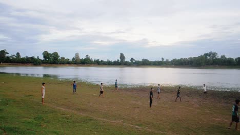 Kinder-Spielen-Fußball-Neben-Einem-See