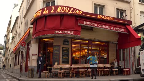 Personas-Que-Ingresan-A-Un-Restaurante-Francés-Tradicional-En-Una-Calle-Concurrida-De-París