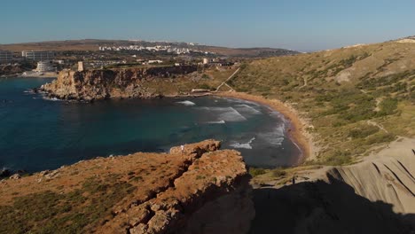 Luftaufnahme:-Rückwärtsflug-über-Lehmklippen-Und-Blick-Auf-Die-Bucht-In-Malta