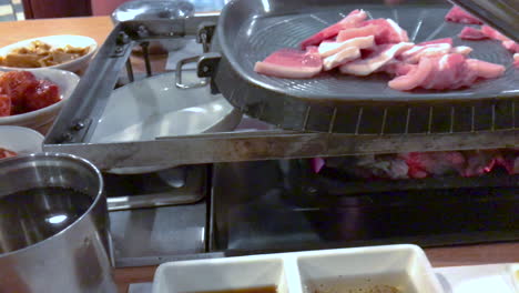 Traditioneller-Koreanischer-Grill-Wird-Am-Tisch-Zubereitet
