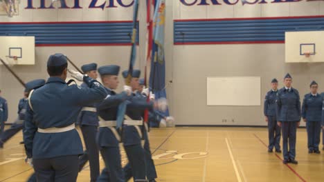 La-Fiesta-De-La-Bandera-De-Cadetes-Aéreos-Canadienses-Marcha-Junto-A-Un-Comandante-De-Escuadrón-Que-Los-Saluda