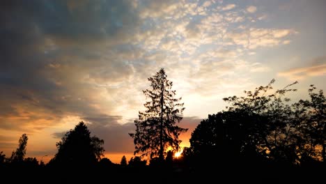 Sonnenuntergang-Im-Zeitraffer-Die-Sonne-Geht-Unter-Und-Die-Wolken-Fliegen-Davon