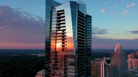 Schöne-Spiegelung-Des-Sonnenaufgangs-Von-Einem-Apartmenthochhaus-In-Atlanta,-Georgia