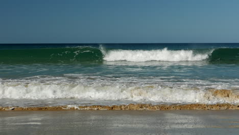 Kleine-Wellen-Schlagen-In-Die-Sandige-Küste