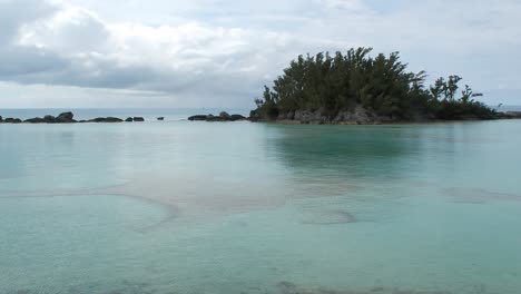 Ein-Größtenteils-Bewölkter-Tag-Mit-Sonnigen-Pausen,-Die-über-Bermuda-Gewässer-Scheinen