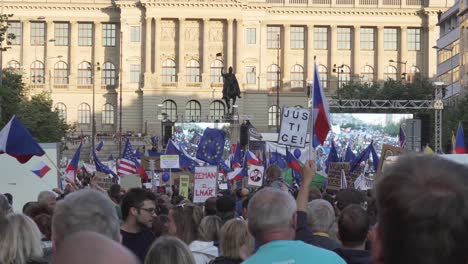 Personas-Sosteniendo-Y-Ondeando-Banderas-De-La-Unión-Europea-Y-La-República-Checa-Durante-La-Manifestación-Contra-El-Primer-Ministro-Andrej-Babis