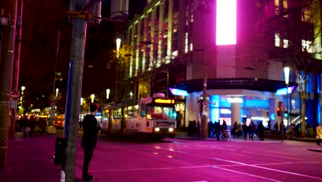 Melbourne-Cbd-Intersección-Concurrida-Durante-La-Noche-Melborune-Tráfico-Intenso-Durante-La-Noche-Con-Tranvía,-Automóviles-Y-Peatones