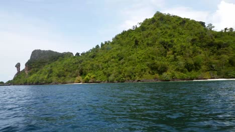 Aus-Der-Sicht-Der-Berg-Auf-Einem-Sich-Bewegenden-Schiff-Und-Der-Abenteuerliche-Meereslandschaftshintergrund-Der-Reisereise-Mit-Dem-Touristenboot-In-Krabi-In-Thailand-An-Einem-Klaren-Sommertag-Mit-Blauem-Himmel