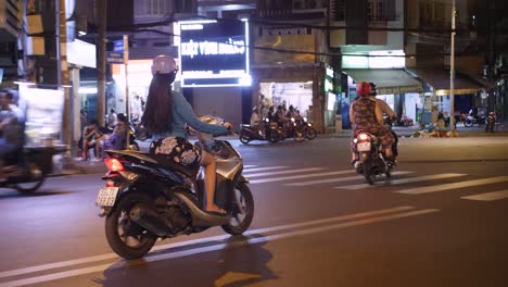 Mujer-Conduciendo-En-Cámara-Lenta-Por-Las-Concurridas-Calles-Del-Sudeste-Asiático-Vietnam