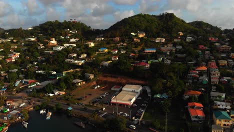 Luftaufnahmen-Von-Häusern,-Die-Am-Berghang-Auf-Der-Karibikinsel-Grenada-Gebaut-Wurden