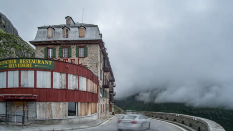 Zeitraffer-Des-Touristenverkehrs-Auf-Der-Furka-Route-Am-Berühmten-Verlassenen-Hotel-Belvedere-Im-Sommer-2019