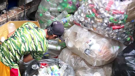 Un-Hombre-Adulto-Clasificando-Basura-En-Una-Tienda-De-Chatarra