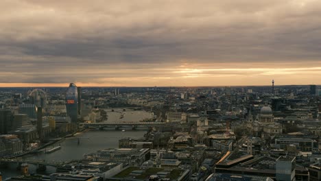 Luftaufnahme-Der-Skyline-Von-London-Bei-Sonnenuntergang