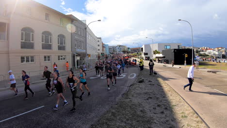 Hyperlapase-Der-Läufer,-Die-Sich-Am-Bondi-Beach-City2surf-2019-Den-Letzten-Hügel-Hinunterbewegen